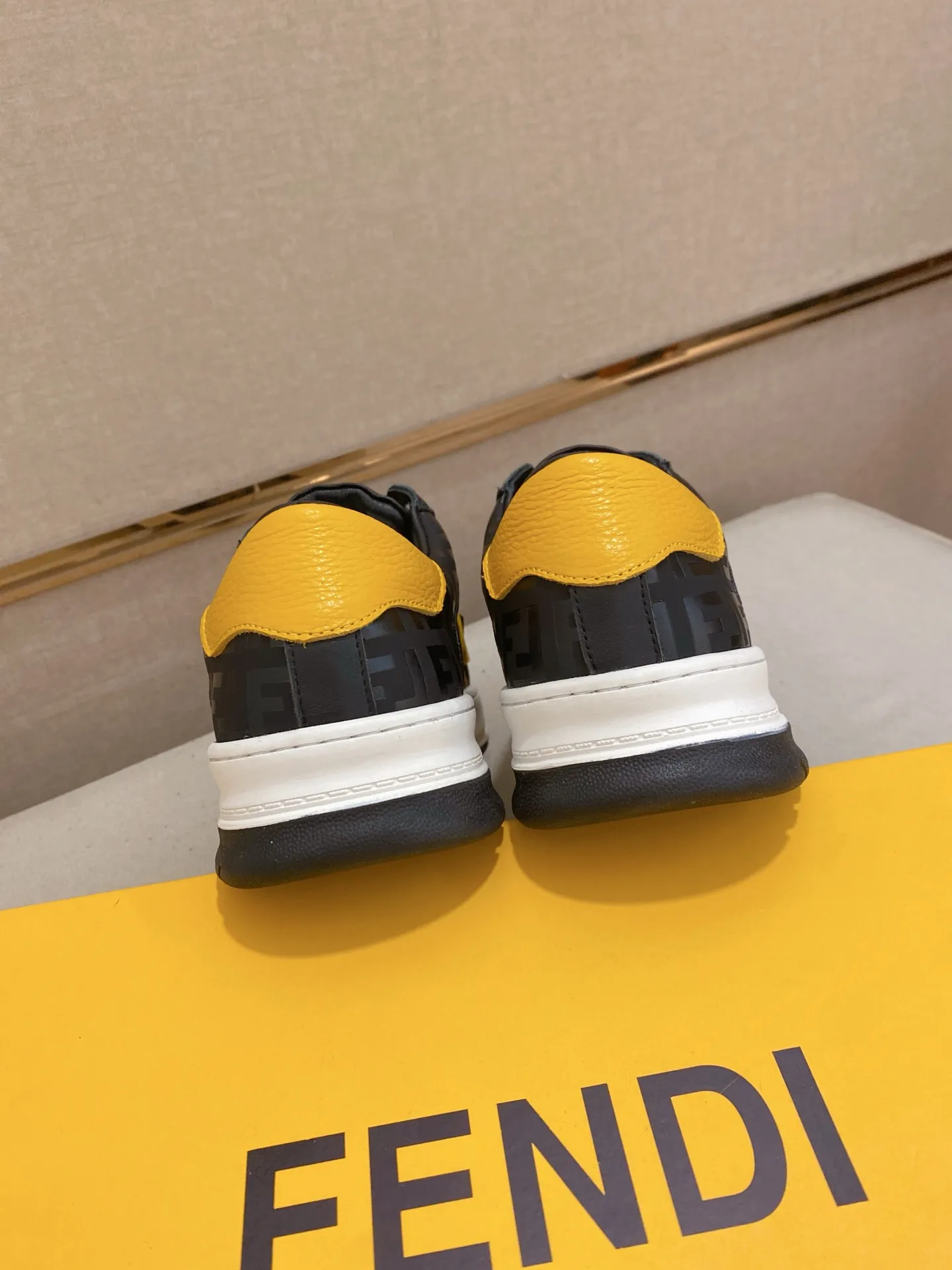 Men's shoes💰: 400💰[Fendi] Fendi's latest casual shoes for men! Available at counters simultaneously! A one-to-one replica of the original. All imported official website one-to-one cowhide fabric. The interior is made of top-grade sheepskin, and the original factory-supplied rubber outsole is used. Leading new fashion concepts. Matching code: 38-44. (can be customized for 45 non-refundable)